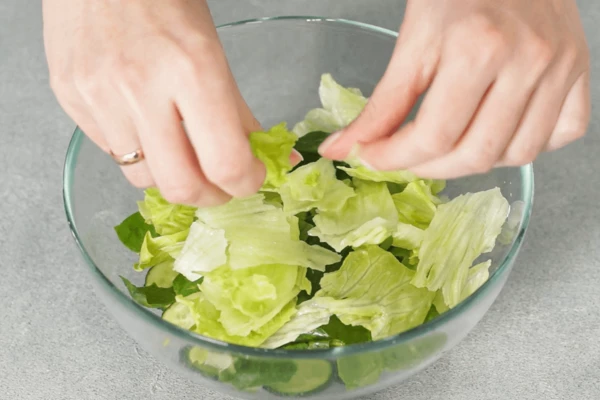 Затем добавить листья айсберга. 
