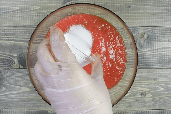 Добавить к перечной заправке, посолить по вкусу, хорошо перемешать.