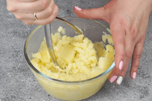 Истолочь в пюре, при необходимости добавить растительное молоко для воздушности. Переложить пюре в кондитерский мешок. 