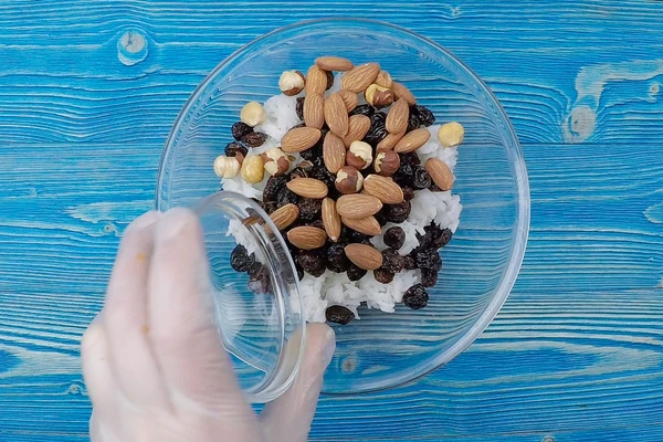 Смешать рис, изюм, орехи и нарезанную мякоть хурмы.