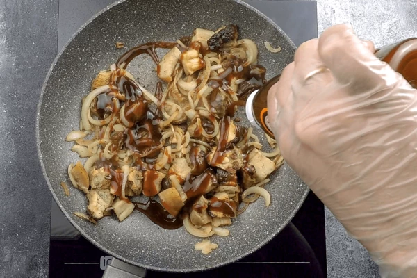 Медальоны убрать, на этой же сковородке обжарить нарезанный соломкой лук, затем добавить белые грибы, нарезанные кубиком, жарить 2-3 минуты. Посолить, поперчить по вкусу.