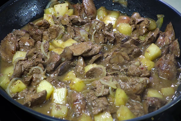 Обжарить печень в течение 2-3 минут, затем перемешать с грушей и луком. Жарить до готовности печени (еще около 4-5 минут).