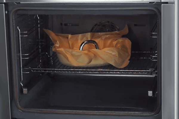  Сверху выложить пергамент и засыпать фасолью или гречкой. Если крупы нет под рукой, то можно накрыть крышкой, чтобы наш корж не деформировался. Выпекать в разогретой до 220-230С духовке примерно 15 минут. Остудить до комнатной температуры.