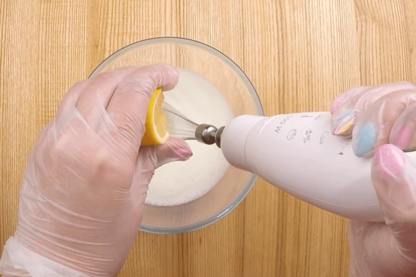 Добавить лимонный сок.