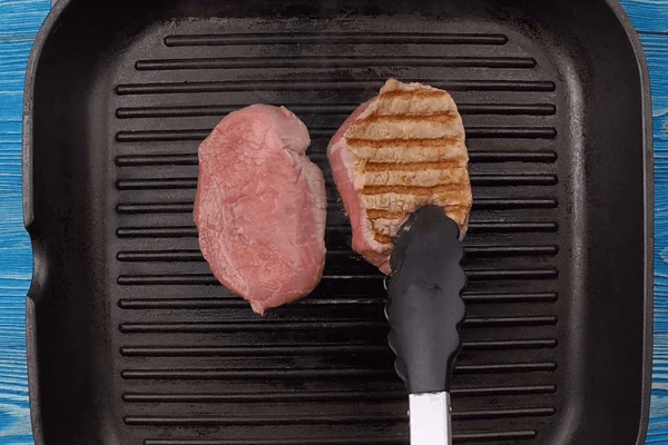 Стейк замариновать в растительном масле, обжарить на сухой сковороде гриль, по 1,5-2 минуты с каждой стороны. Снять с огня, посолить, поперчить, дать дойти в теплом месте.