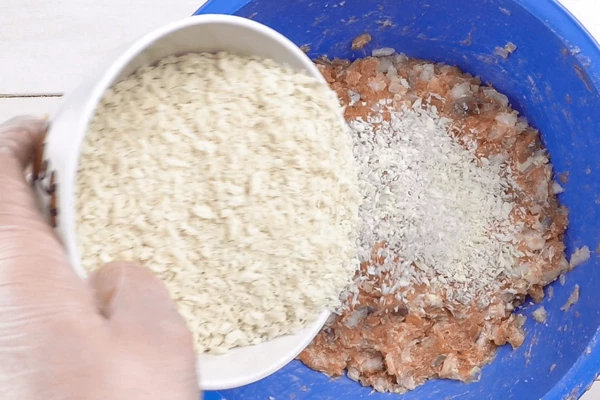 Добавить панировочные сухари и еще раз хорошо вымешать фарш. Можно для цвета добавить молотую паприку. Дать фаршу постоять 5-7 минут.