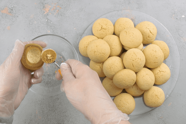  У остывшего печенья вынуть серединку. Это удобно делать с помощью специальной круглой ложки, но подойдет и обычная чайная. 