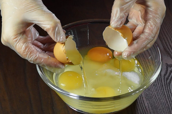 Отдельно в чашке взбить сахар (1 ст.) и яйца.