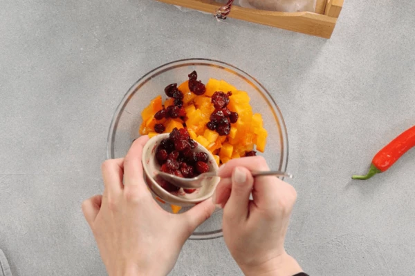 Добавить подготовленную клюкву и аккуратно перемешать. Поставить в холодильник минимум на 30 минут.