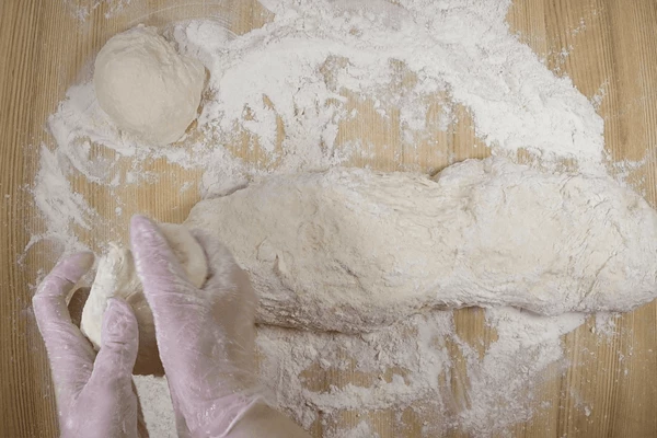 Разделить примерно на 8-9 колобков, обмять каждый, дать подняться 10-15 минут.