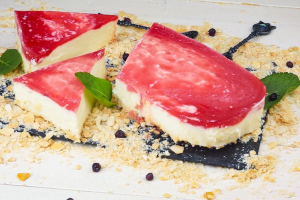 Готовый застывший мусс вынуть из формы.