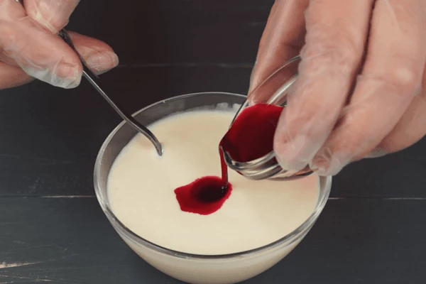 Отдельно смешать ряженку и краситель (по желанию)