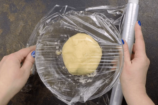 Замесить тесто, накрыть пленкой и убрать на час в холодильник.