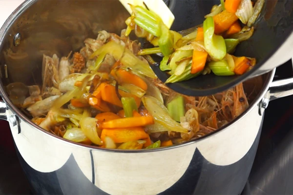 Затем добавить овощи и потушить еще 30-40 минут.