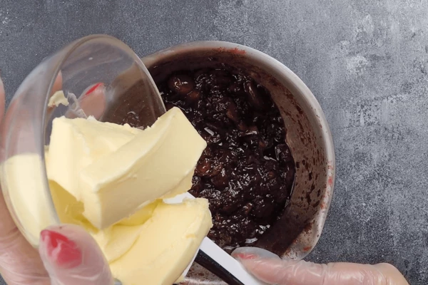 Остудить до комнатной температуры, убрать корицу. Перемешать получившийся джем с мягким сливочным маслом.