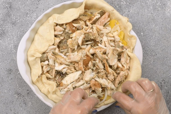 Сверху рыбу. Посолить, поперчить по вкусу. Для сочности можно добавить сливочное масло (~40 г) и зелень.