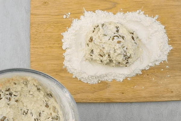 Доску присыпать мукой, выложить творожную массу.