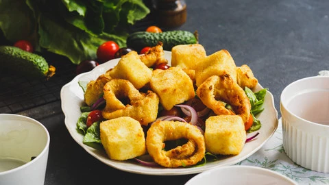 Салат с хрустящими кальмарами и фетой рецепт