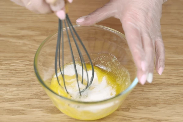 Масло сливочное растопить и смешать с оставшимся сахаром.