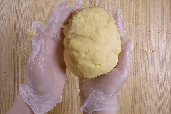  Уберать в холодильник на 1 час, накрыв пищевой пленкой.