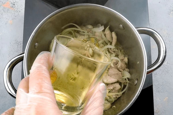 Влить вино, дать ему выпариться.