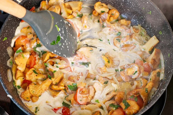 Влить сливки и хорошо прогреть, до уваривания сливок в 2 раза, чтобы получился томатно-сливочный соус. 