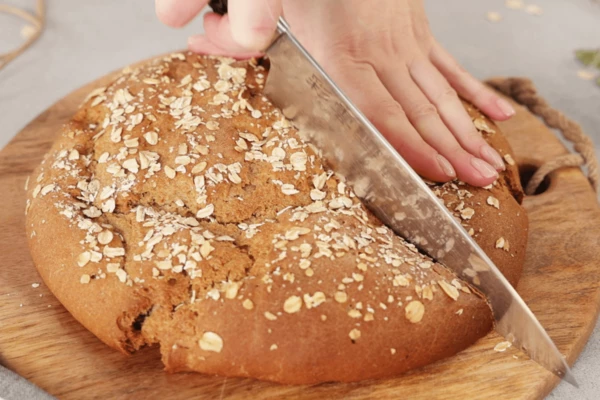 Готовый хлеб достать, дать остыть. 