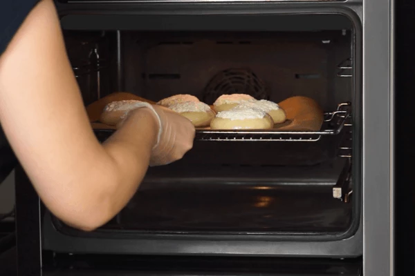 Поставить подготовленные ватрушки в разогретую до 190-200С духовку. Выпекать до готовности теста (примерно 30-40 минут).