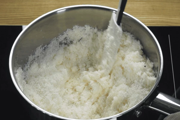 Проварить на среднем огне, постоянно помешивая, чтобы кокос не подгорел. Снять с огня, охладить до комнатной температуры, убрать в холодильник на 2 часа.