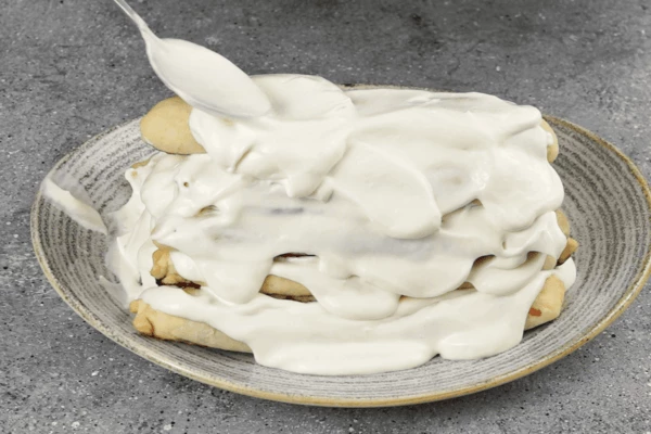  Собрать торт: в основание выложить 4-5 трубочек, затем смазать кремом, следующий слой 3-4 трубочки, затем снова крем. Чередовать крем и трубочки, чтобы получилась пирамидка. 