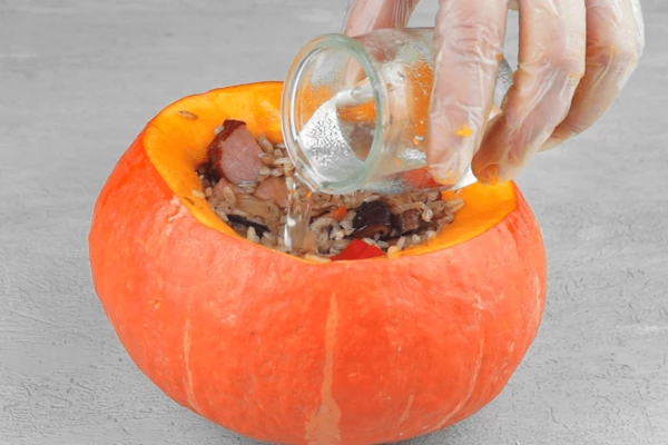 Можно влить немного воды, для сочности. 