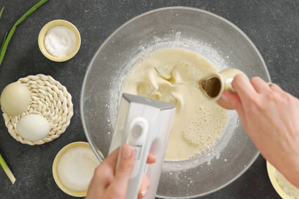 Затем влить растительное масло. Тесто должно быть похоже на жидкую сметану.