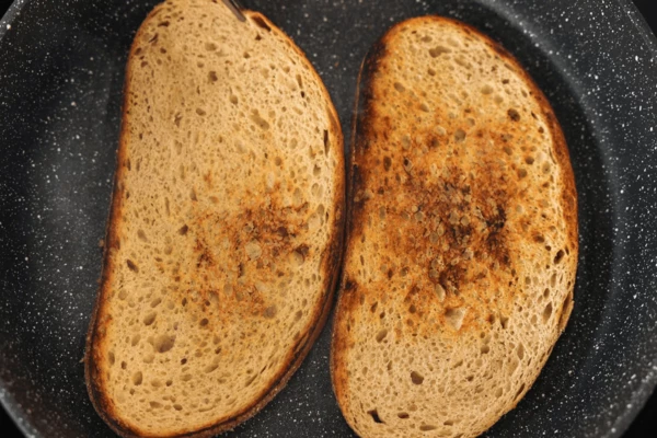 Хлеб обжарить на сухой сковороде до румяной корочки.
