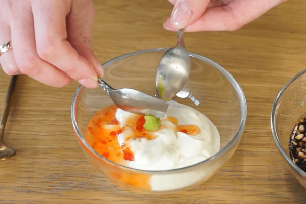 Соус васаби: смешать сливки со сметаной, соусом сладкий чили, ввести соус табаско, васаби и икру летучей рыбы.
