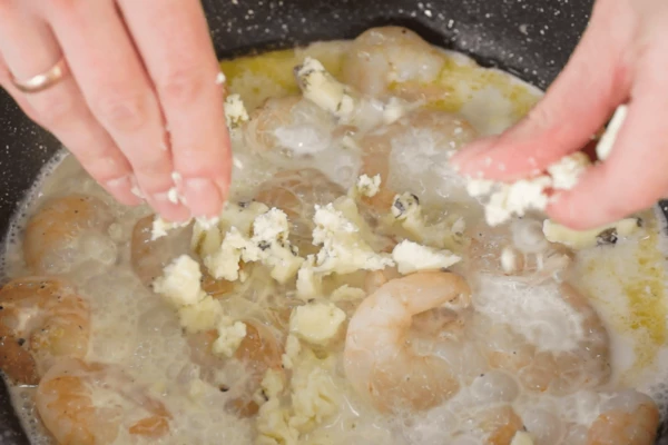 Затем выложить кусочки горгонзолы, посолить, поперчить и перемешать. Довести до кипения молоко с креветками, снять с огня. 