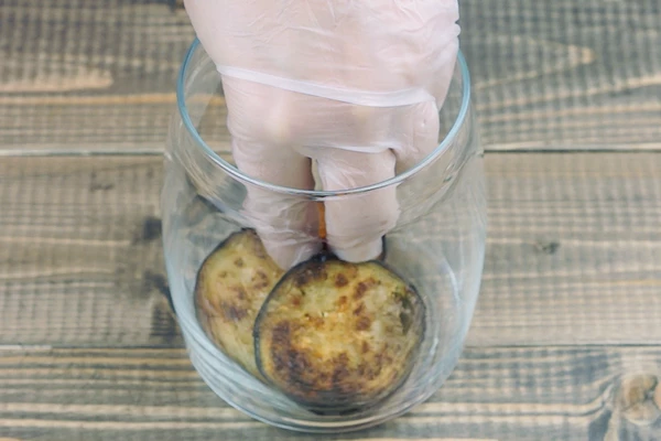 В банку выложить баклажаны в один слой, посыпать нарезанной зеленью, затем залить перечным соусом и выложить еще один слой баклажанов. Чередовать слои баклажанов с заливкой. В среднем из данного количества продуктов получаются две литровые банки. Охладить до комнатной температуры и оставить в холодильнике на 3-е суток.