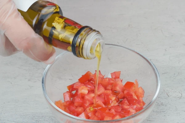 Нарезанные помидоры сбрызнуть оливковым маслом, посолить по вкусу. 