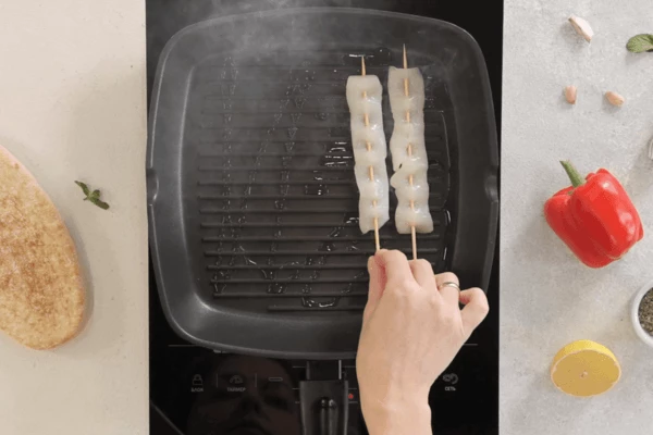 Обжарить на гриле с добавлением масла. Посолить, полить соком лимона, посыпать орегано.
