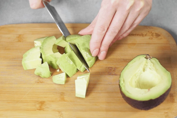 Авокадо вымыть, нарезать кубиком.