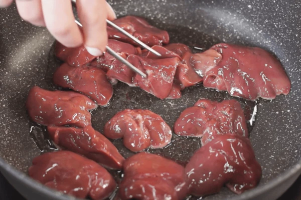 Куриную печень очистить от прожилок, хорошо промыть. Обжарить на масле в течение 2 минут с добавлением соли и перца.