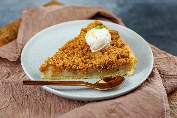 Готовый пирог охлаждить до комнатной температуры, украсить шариками мороженого и листиками мяты.