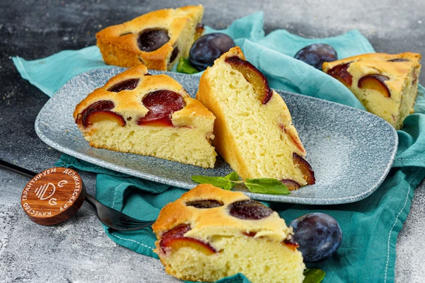 Поставить пирог в разогретую до 180С духовку на 40-45 минут. Время выпекания может варьироваться в зависимости от мощности духовки.