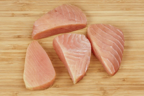 Филе - стейки разморозить естественным способом на нижней полке холодильника, обсушить бумажным полотенцем.