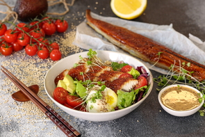 Поке боул с угрем унаги и киноа