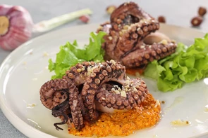 Осьминог с соусом из печеного перца