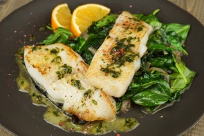 Палтус со шпинатом в апельсиновом соусе