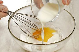 Влейте к яичной смеси 1/4 часть молока