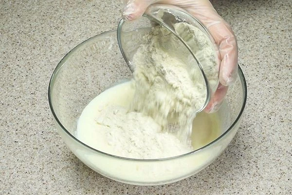 Добавить муку пшеничную, перемешать.
