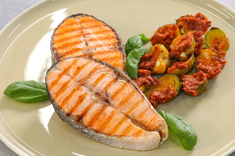 Стейки чилийской семги с брюссельской капустой и соусом песто из вяленых томатов 