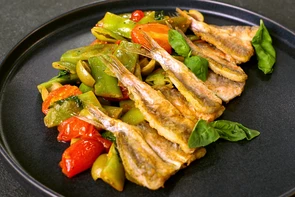 Жареная барабулька с гарниром из овощей